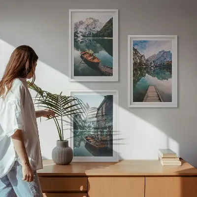Wanddecoratieset schilderijen met afbeelding van een meer, bergen, boten en een hut