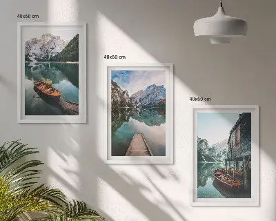 Wanddecoratieset schilderijen met afbeelding van een meer, bergen, boten en een hut