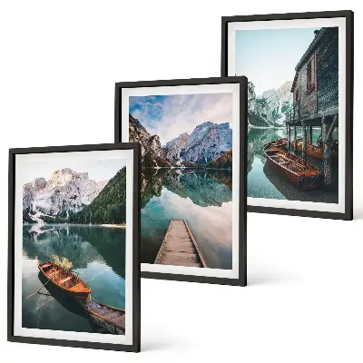 Wanddecoratieset schilderijen met afbeelding van een meer, bergen, boten en een hut