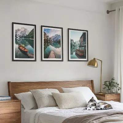 Wanddecoratieset schilderijen met afbeelding van een meer, bergen, boten en een hut