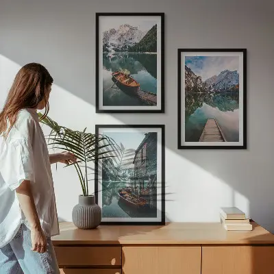 Wanddecoratieset schilderijen met afbeelding van een meer, bergen, boten en een hut