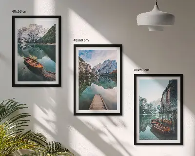 Wanddecoratieset schilderijen met afbeelding van een meer, bergen, boten en een hut