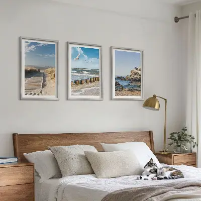 Set wanddecoratie met schilderijen houten strandpad bij de kliffen