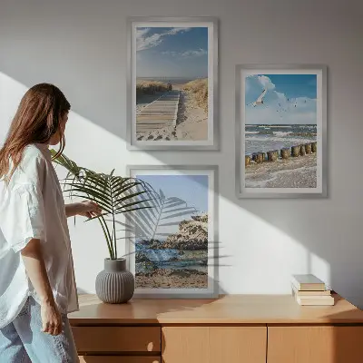 Set wanddecoratie met schilderijen houten strandpad bij de kliffen