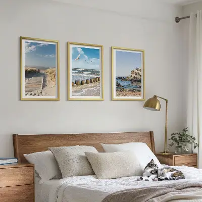 Set wanddecoratie met schilderijen houten strandpad bij de kliffen