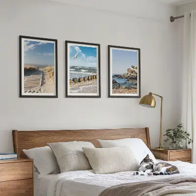Set wanddecoratie met schilderijen houten strandpad bij de kliffen