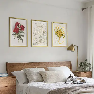 Fotowand met rode rozen en een witte figuur