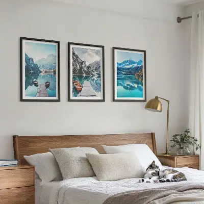 Wanddecoratieset schilderijen met bergmeer en reflectie van boten