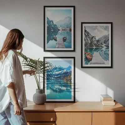 Wanddecoratieset schilderijen met bergmeer en reflectie van boten