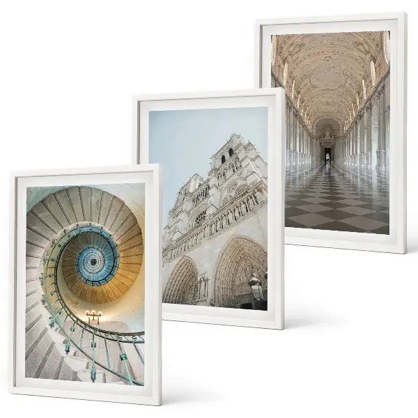 Wanddecoratieset schilderijen met een spiraaltrap in een kathedraal