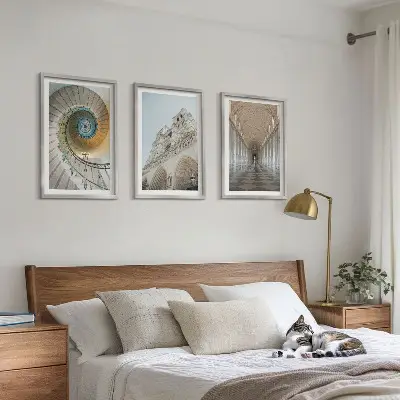 Wanddecoratieset schilderijen met een spiraaltrap in een kathedraal