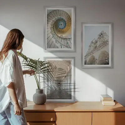 Wanddecoratieset schilderijen met een spiraaltrap in een kathedraal