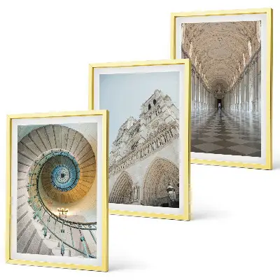 Wanddecoratieset schilderijen met een spiraaltrap in een kathedraal