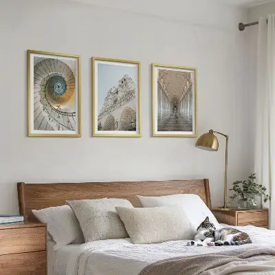 Wanddecoratieset schilderijen met een spiraaltrap in een kathedraal
