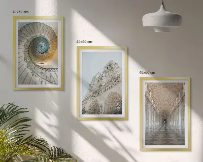 Wanddecoratieset schilderijen met een spiraaltrap in een kathedraal