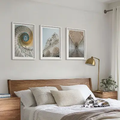 Wanddecoratieset schilderijen met een spiraaltrap in een kathedraal