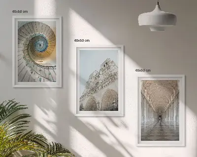Wanddecoratieset schilderijen met een spiraaltrap in een kathedraal