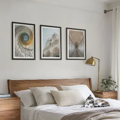 Wanddecoratieset schilderijen met een spiraaltrap in een kathedraal