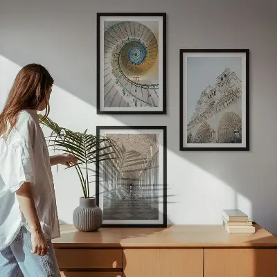 Wanddecoratieset schilderijen met een spiraaltrap in een kathedraal