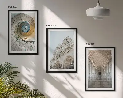 Wanddecoratieset schilderijen met een spiraaltrap in een kathedraal