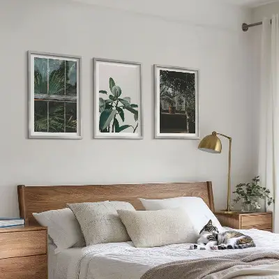 Wanddecoratieset schilderijen groene bladeren bij een raam met planten