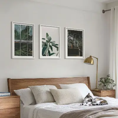 Wanddecoratieset schilderijen groene bladeren bij een raam met planten