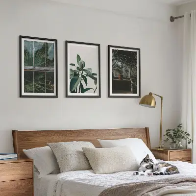 Wanddecoratieset schilderijen groene bladeren bij een raam met planten