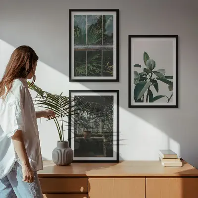 Wanddecoratieset schilderijen groene bladeren bij een raam met planten