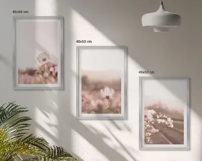 Set wanddecoratie met schilderijen veld met zomerse bloemen en landschappen