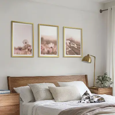 Set wanddecoratie met schilderijen veld met zomerse bloemen en landschappen