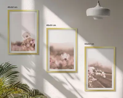 Set wanddecoratie met schilderijen veld met zomerse bloemen en landschappen