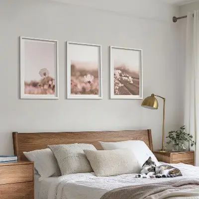 Set wanddecoratie met schilderijen veld met zomerse bloemen en landschappen