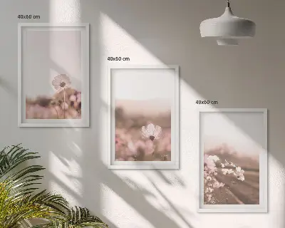 Set wanddecoratie met schilderijen veld met zomerse bloemen en landschappen