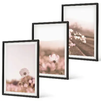 Set wanddecoratie met schilderijen veld met zomerse bloemen en landschappen