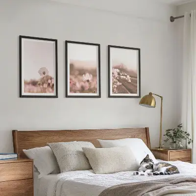 Set wanddecoratie met schilderijen veld met zomerse bloemen en landschappen