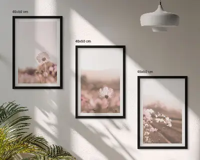 Set wanddecoratie met schilderijen veld met zomerse bloemen en landschappen