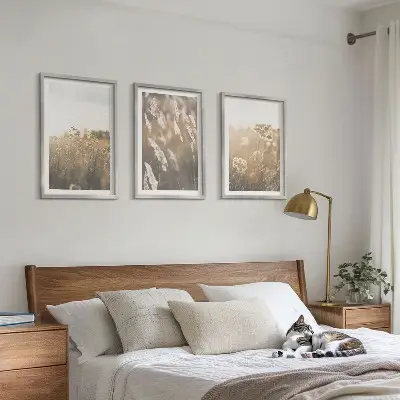 Fotowand landschap met gras en bloemen in warme tinten