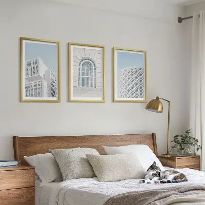 Wanddecoratieset met schilderijen moderne architectuur en geometrische vormen