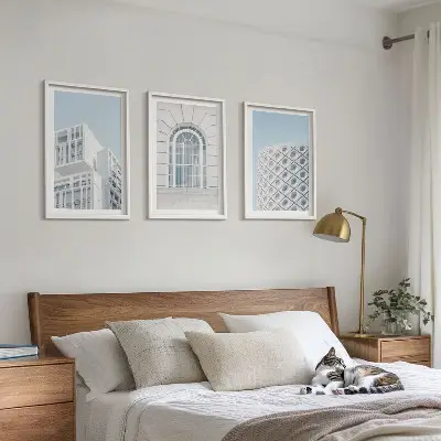 Wanddecoratieset met schilderijen moderne architectuur en geometrische vormen