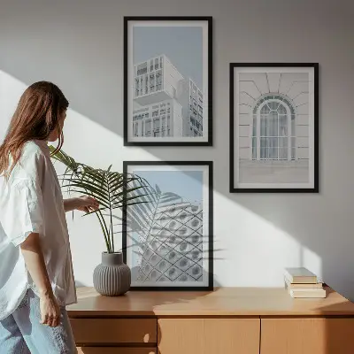 Wanddecoratieset met schilderijen moderne architectuur en geometrische vormen