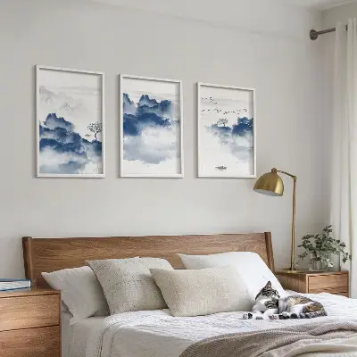 Set van schilderijen als wanddecoratie met wolken bergen bomen en vogels