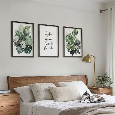 Set wanddecoratie met schilderijen met tropische groene bladeren