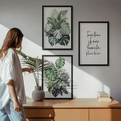 Set wanddecoratie met schilderijen met tropische groene bladeren