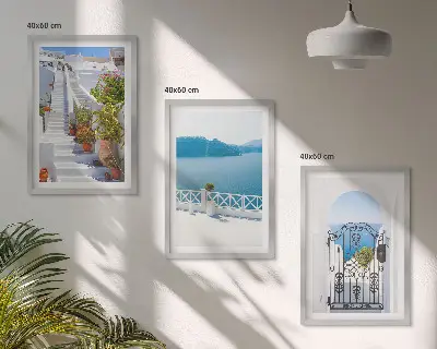 Fotowand witte trap met planten en uitzicht op zee door een poort