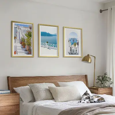 Fotowand witte trap met planten en uitzicht op zee door een poort