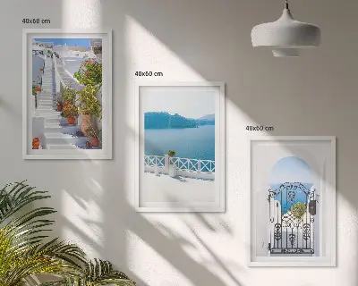 Fotowand witte trap met planten en uitzicht op zee door een poort