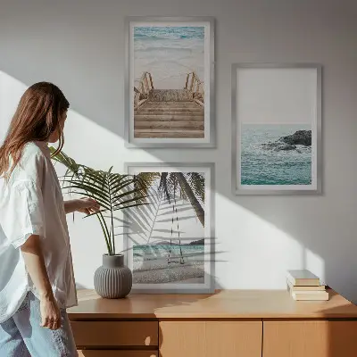 Wanddecoratieset schilderijen met een trap bij het strand en een schommel aan de zee