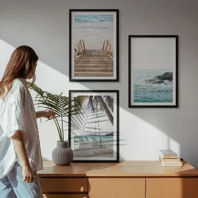 Wanddecoratieset schilderijen met een trap bij het strand en een schommel aan de zee