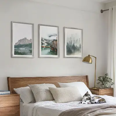 Wanddecoratieset met schilderijen landschap met bergen, meer, hut en mist