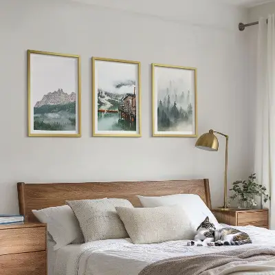 Wanddecoratieset met schilderijen landschap met bergen, meer, hut en mist